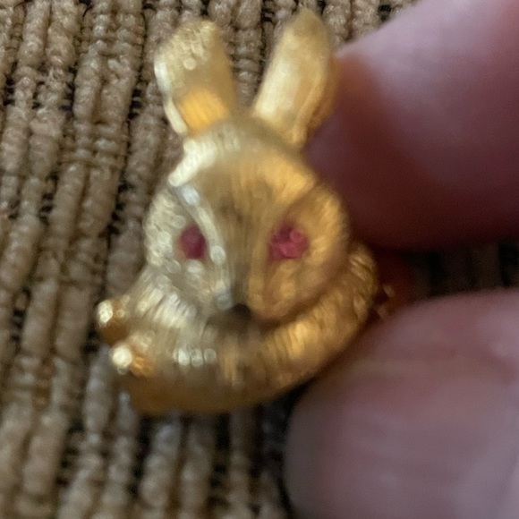 Gold Crown Quivering💗 Bunny Brooch Lapel Pin - Picture 2 of 4